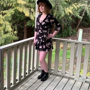 Size Large, Floral causal dress, mid knee